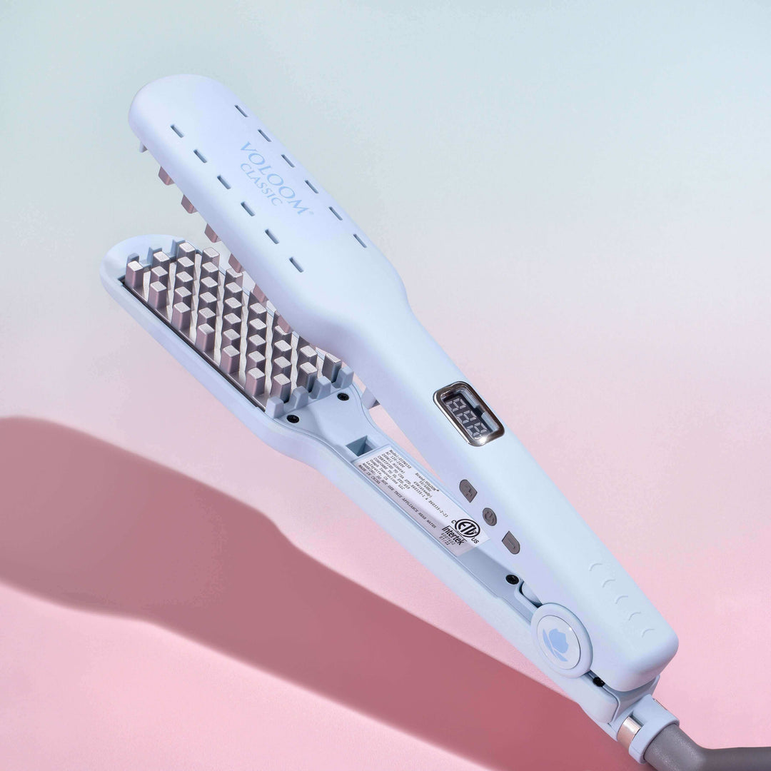 Plancha volumizadora VOLOOM 2.0 en color azul, diseñada para dar volumen al cabello de manera duradera.