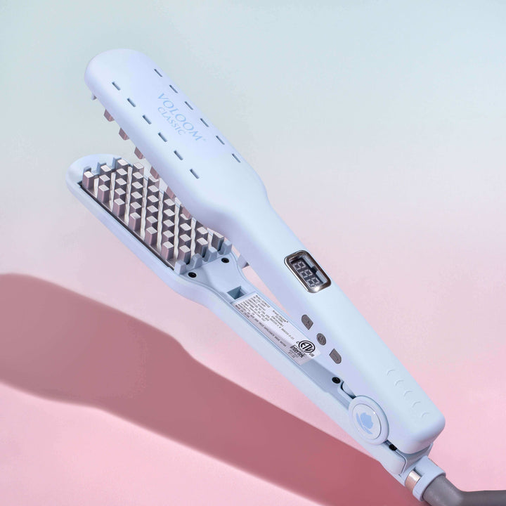 Plancha volumizadora VOLOOM 2.0 en color azul, diseñada para dar volumen al cabello de manera duradera.